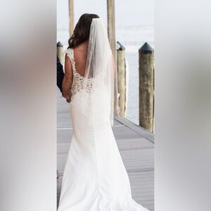 Wedding Veil, perfect condition. Worn for a couple of hours. 34” in length